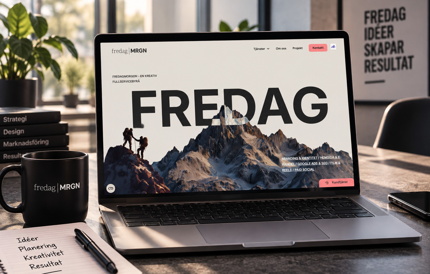 Fredag Morgons hemsida visad på laptop i kreativ kontorsmiljö